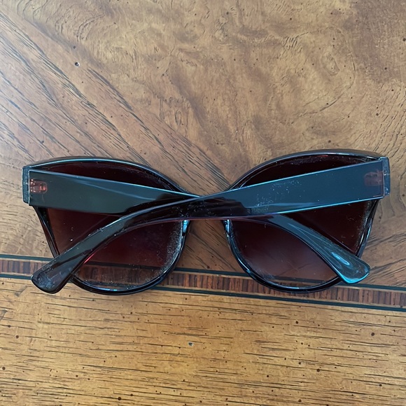 Tortoise Oversized Sunglasses - Picture 3 of 3